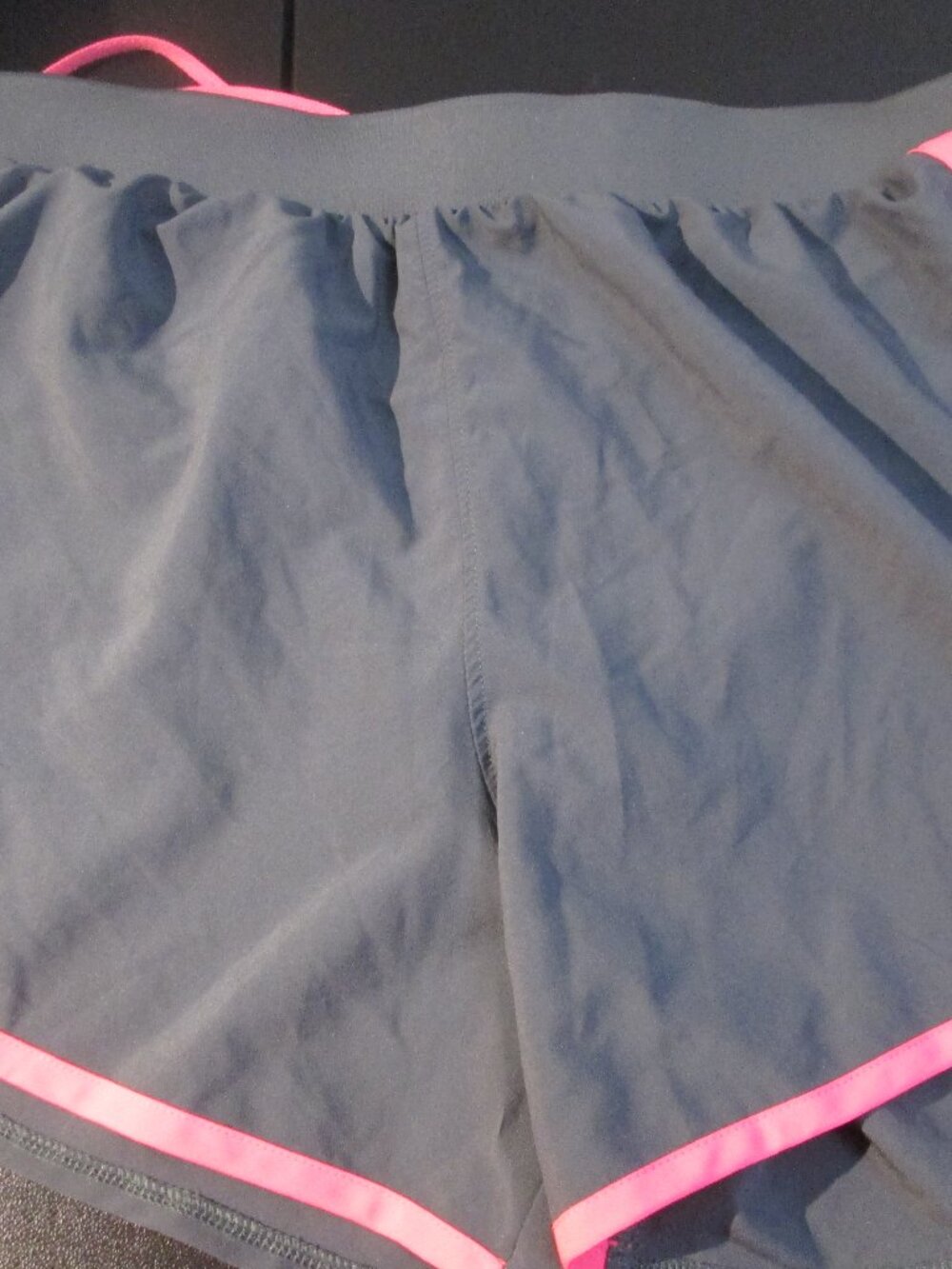 Juniors Under Armor shorts sz M gray with pink trim EUC